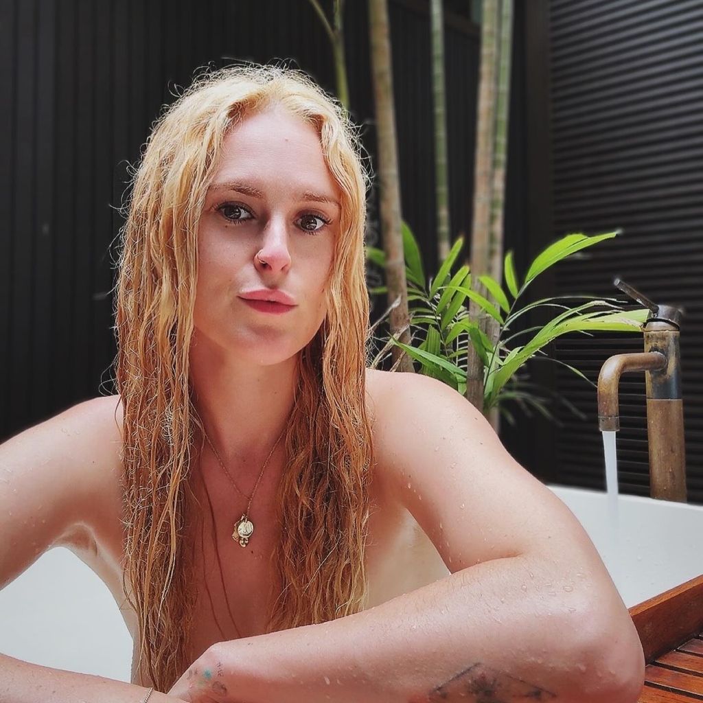 Rumer Willis zeigt sich in der Badewanne, 2024