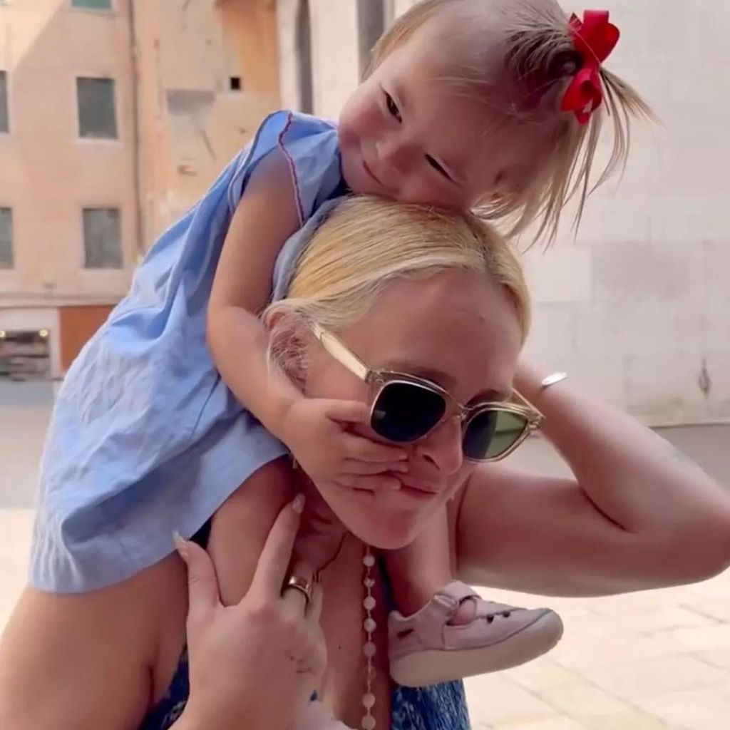 Rumer Willis mit ihrer Tochter Louetta im Urlaub, 2024