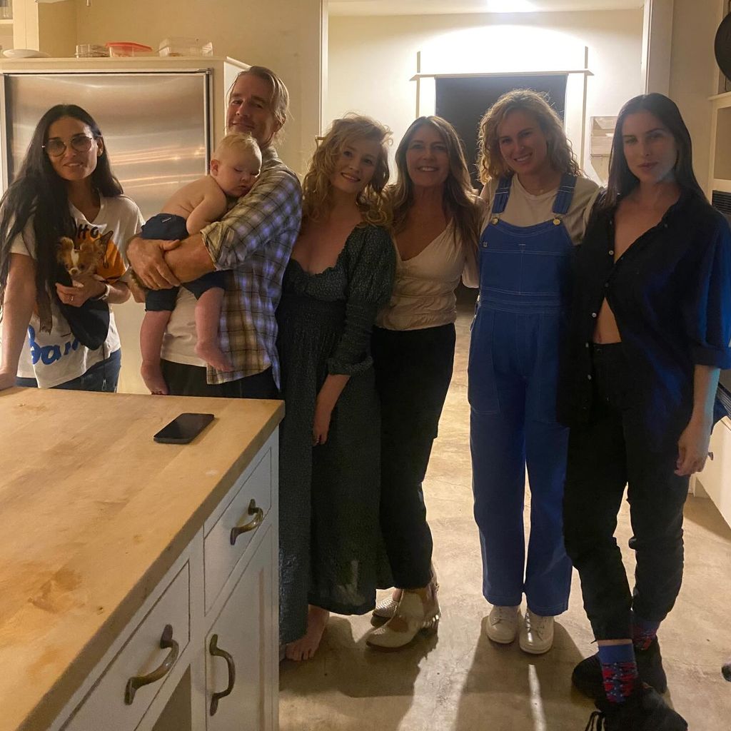 Rumer Willis mit ihrer Mutter, ihrer Schwester und James Van der Beeks Familie