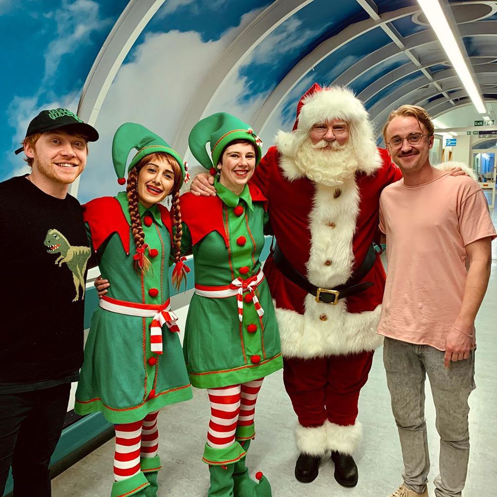 Rupert Grint (l.) und Tom Felton (r.) mit dem Weihnachtsmann und seinen Elfen