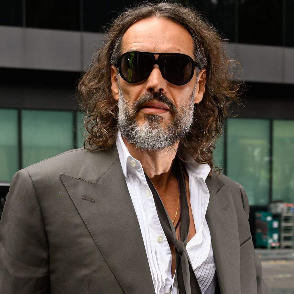 Russell Brand kommt zum Southwark Crown Court in London an