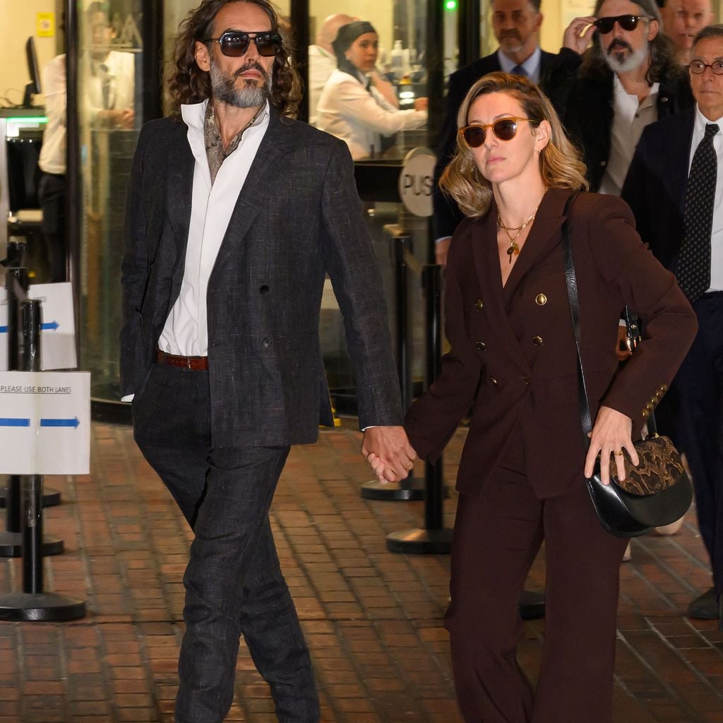 Russell Brand und Laura Gallacher verlassen das Southwark Crown Court in London nach einer Anhörung zu Vorwürfen, die er bestreitet