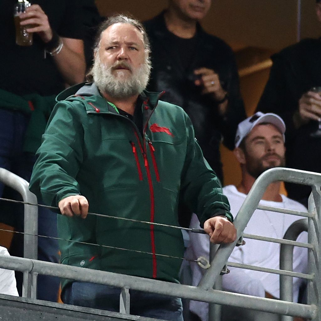 Russell Crowe und Chris Hemsworth bei einem Rugbyspiel in Australien 2021