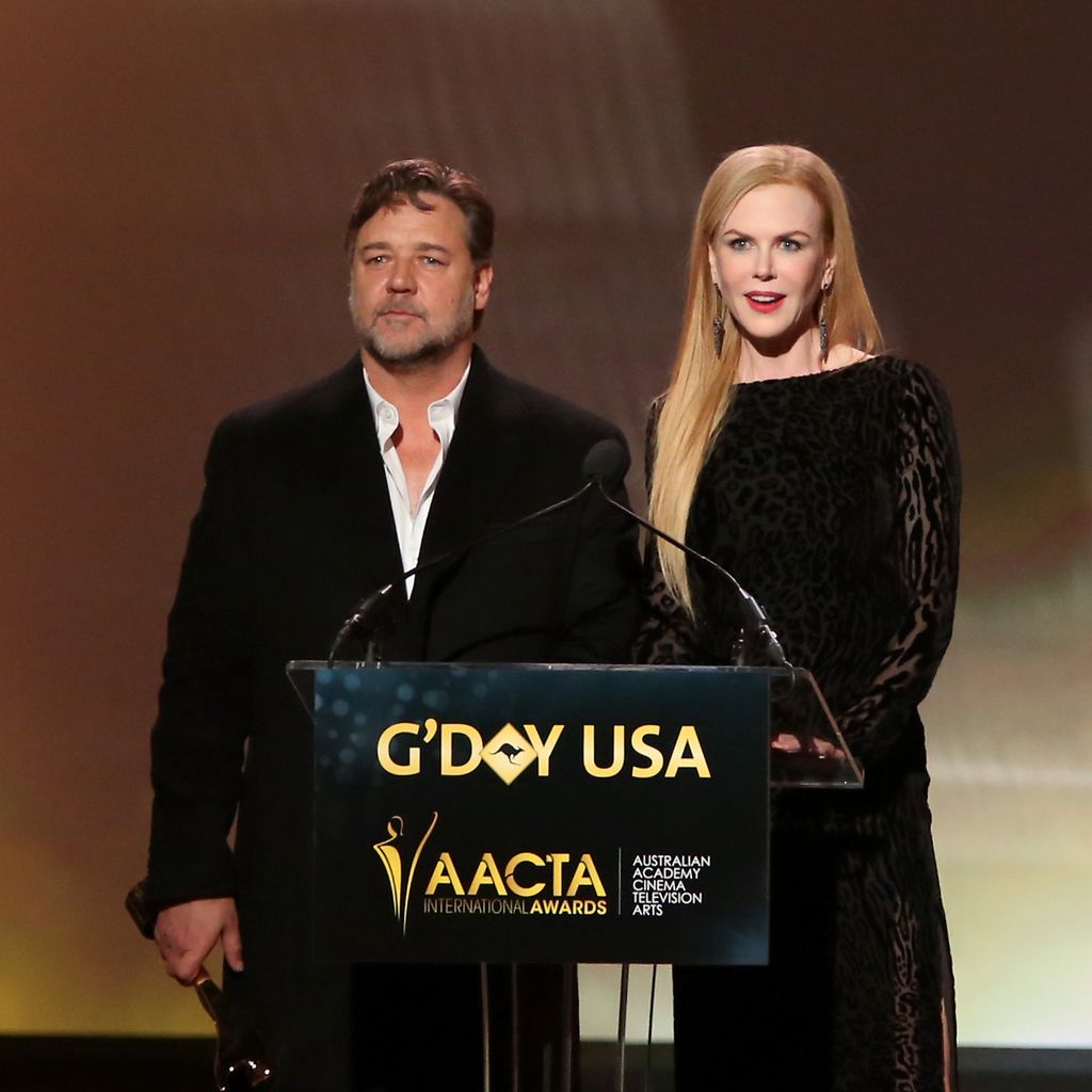 Russell Crowe nimmt bei der G'Day USA Gala 2015 einen Preis von Nicole Kidman entgegen