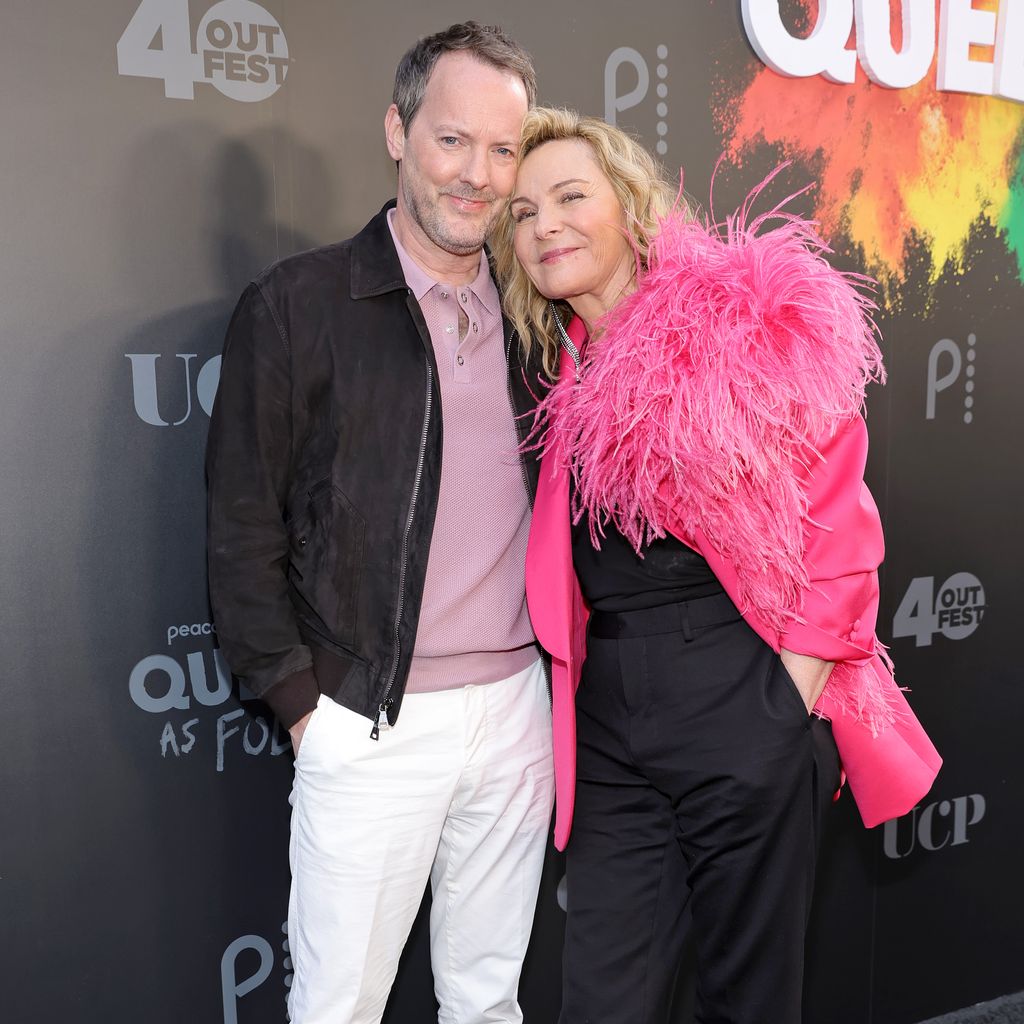Russell Thomas und Kim Cattrall bei der Premiere von "Queer As Folk" in Los Angeles im Juni 2022
