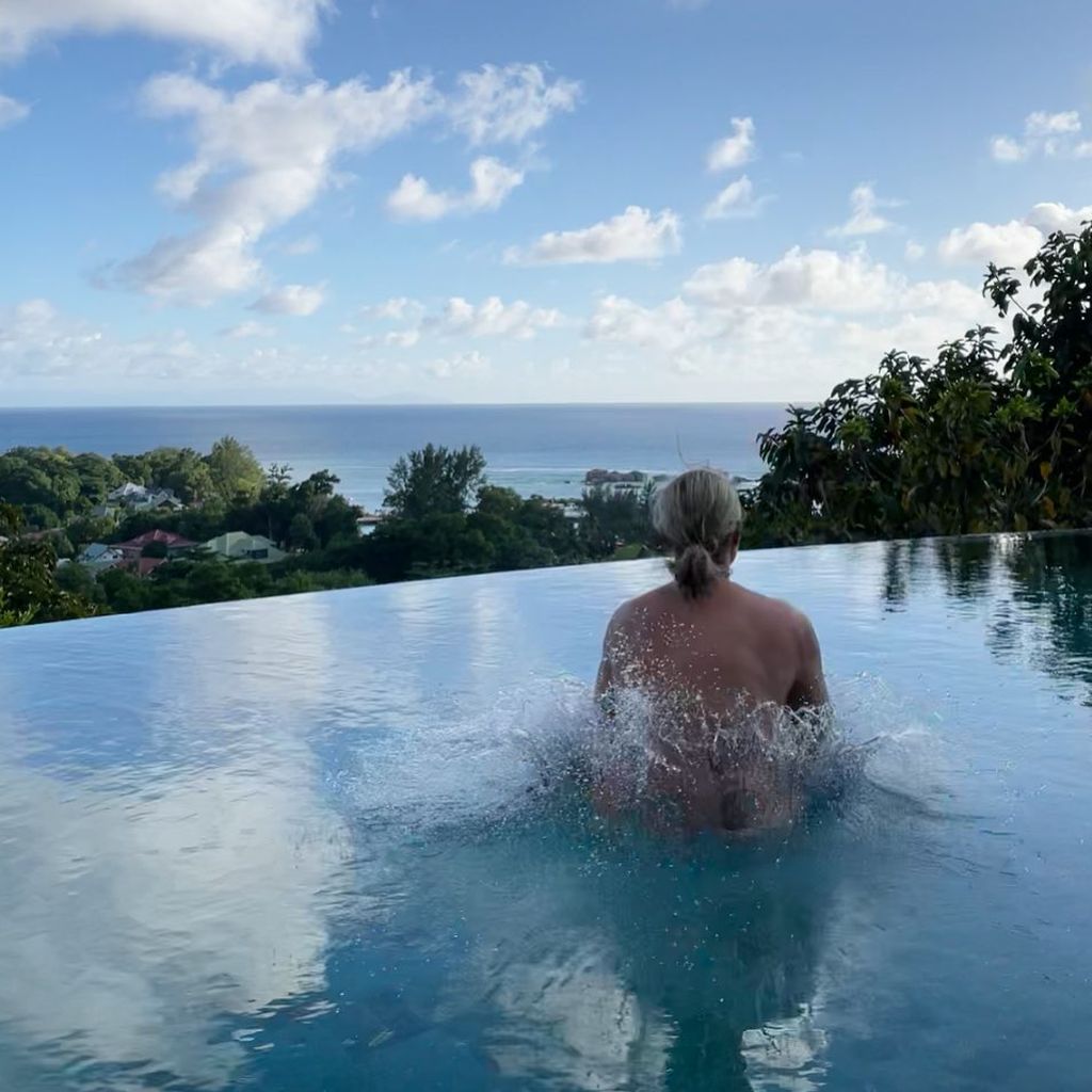 Ruth Moschner beim Baden im Pool