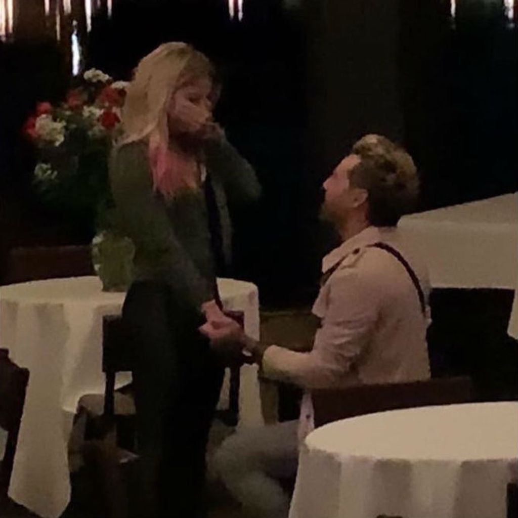 Ryan Cabrera geht vor Alexa Bliss auf die Knie