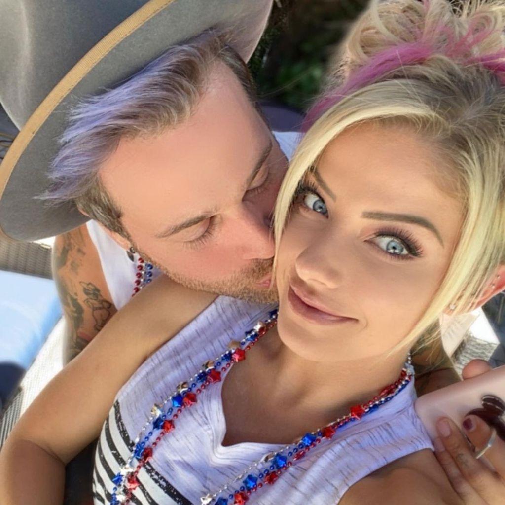Ryan Cabrera küsst seine Verlobte Alexa Bliss