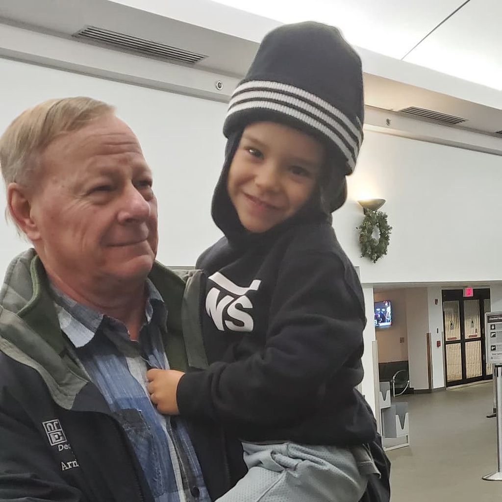 Ryan Dorseys Vater Arnold und sein Enkelsohn Josey Hollis