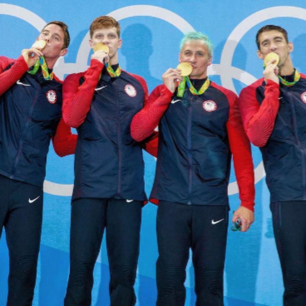 Ryan Lochte (2. v. r.) mit grünen Haaren und seine Teamkollegen