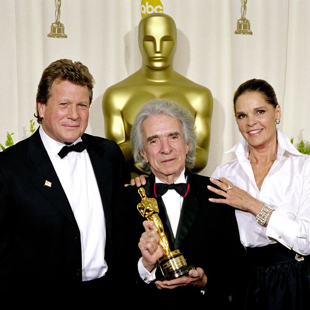 Regisseur Arthur Hiller mit Ali MacGraw (r.) und Ryan O'Neal (l.)