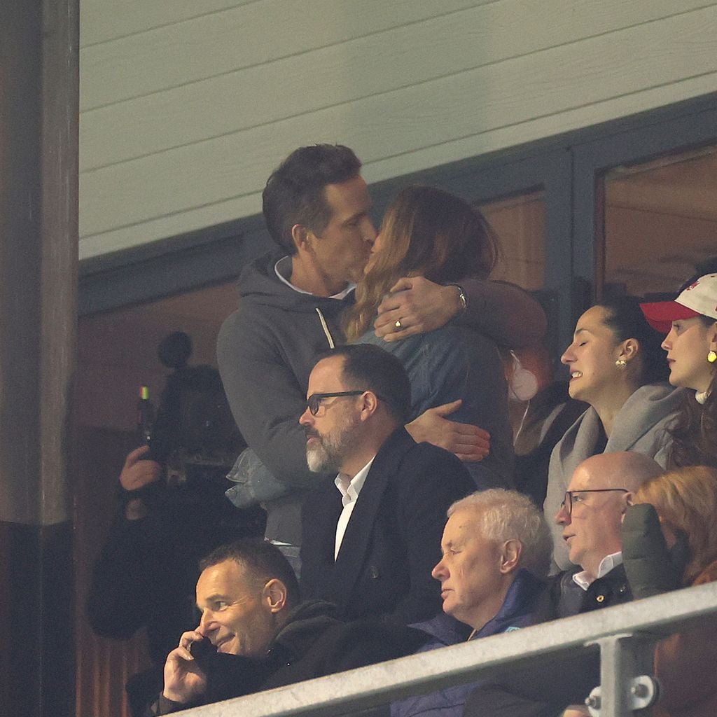 Vor dem FA-Cup-Spiel in Wrexham: Ryan Reynolds küsst Blake Lively, 7. März 2026