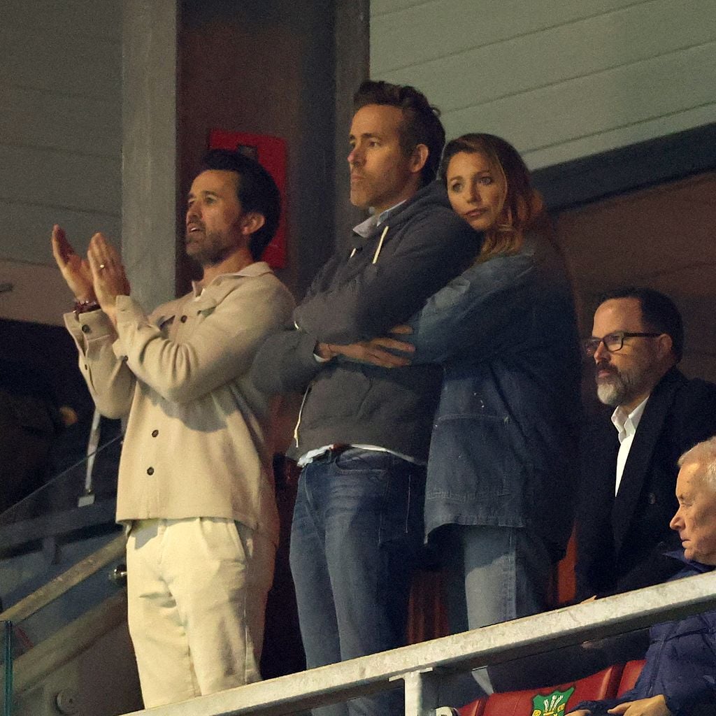 Rob McElhenney applaudiert, Ryan Reynolds wird von Blake Lively umarmt vor dem FA-Cup-Spiel Wrexham gegen Chelsea in Wrexham, 7. März 2026