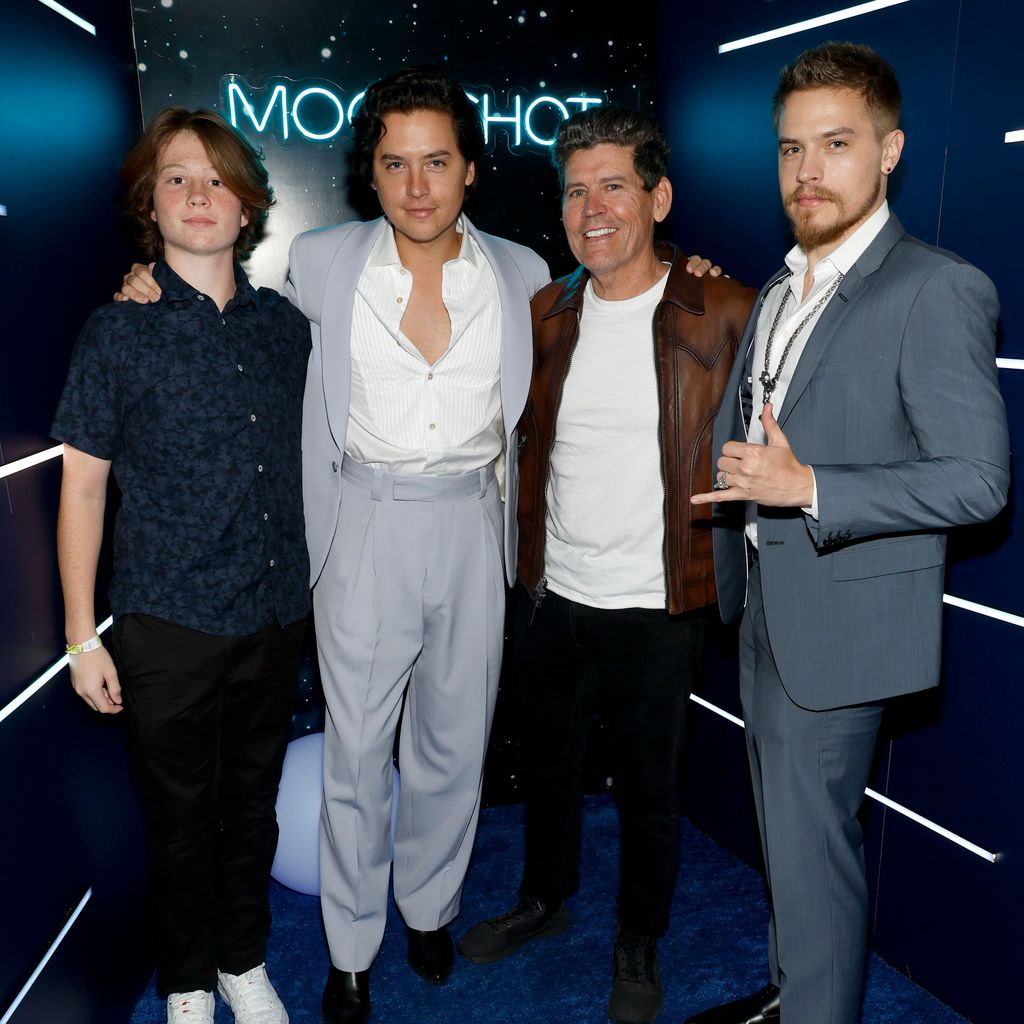 Ryder,  Cole und Dylan Sprouse mit ihrem Vater Matthew Sprouse  im März 2023