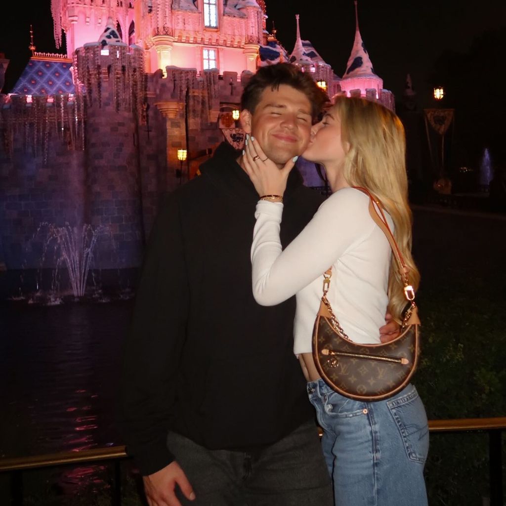 Rylee Arnold und Walker Lyons im Disneyland