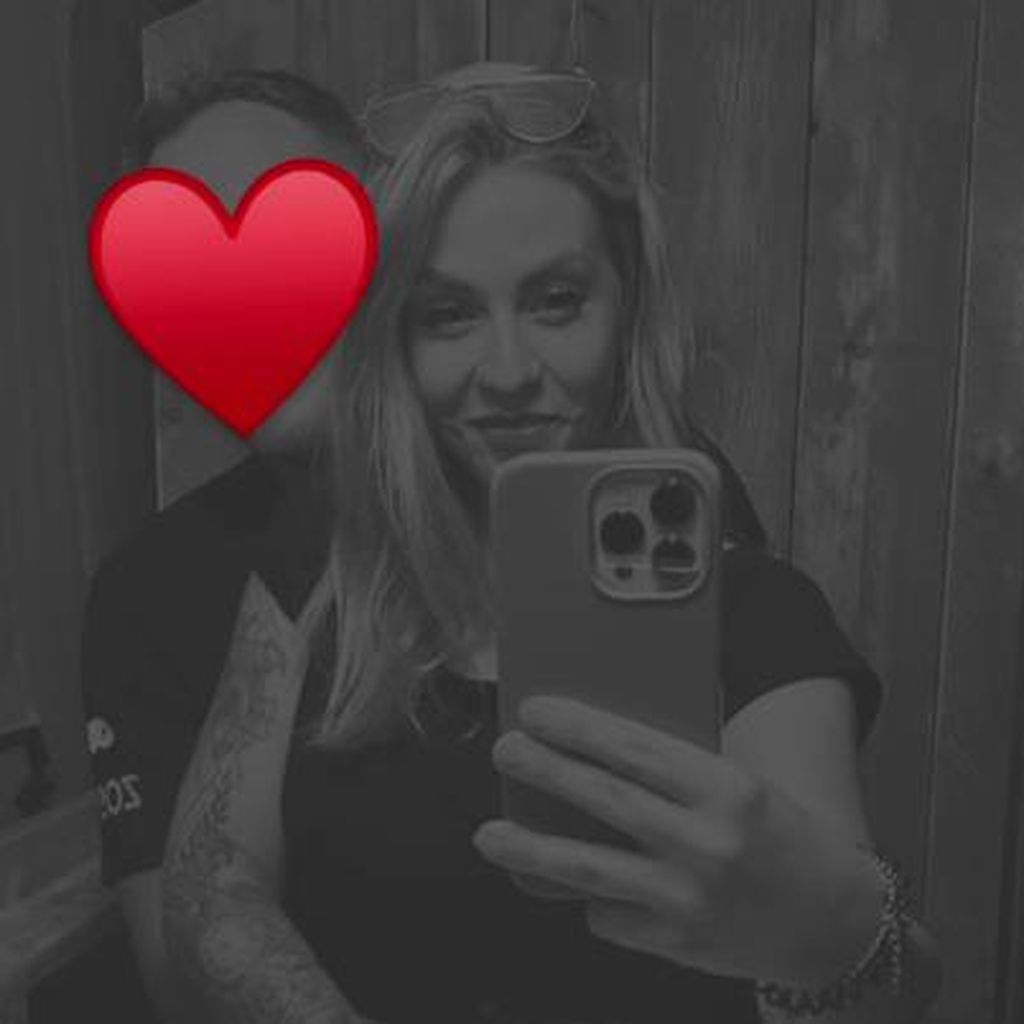 Sabrina Mina mit einem Unbekannten