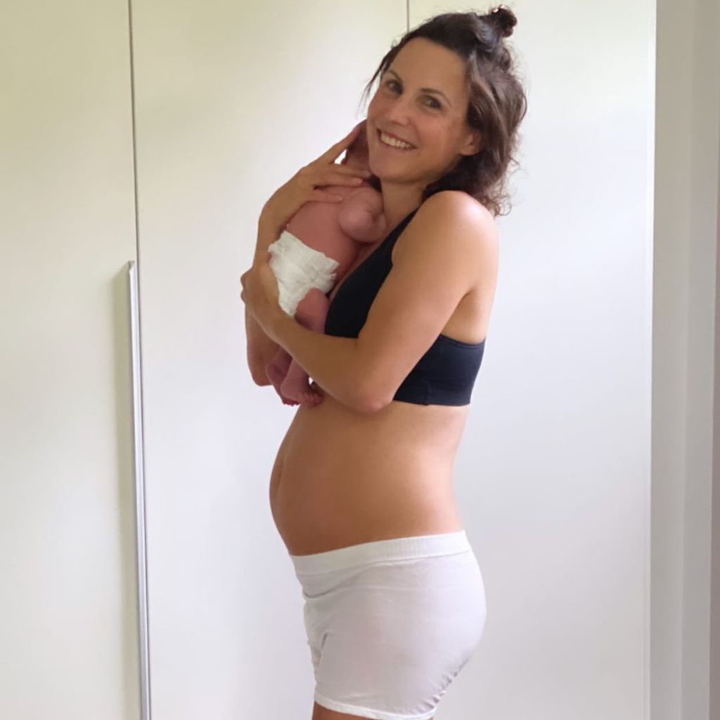 Sabrina Mockenhaupt mit ihrer Tochter eine Woche nach der Geburt, Juni 2020