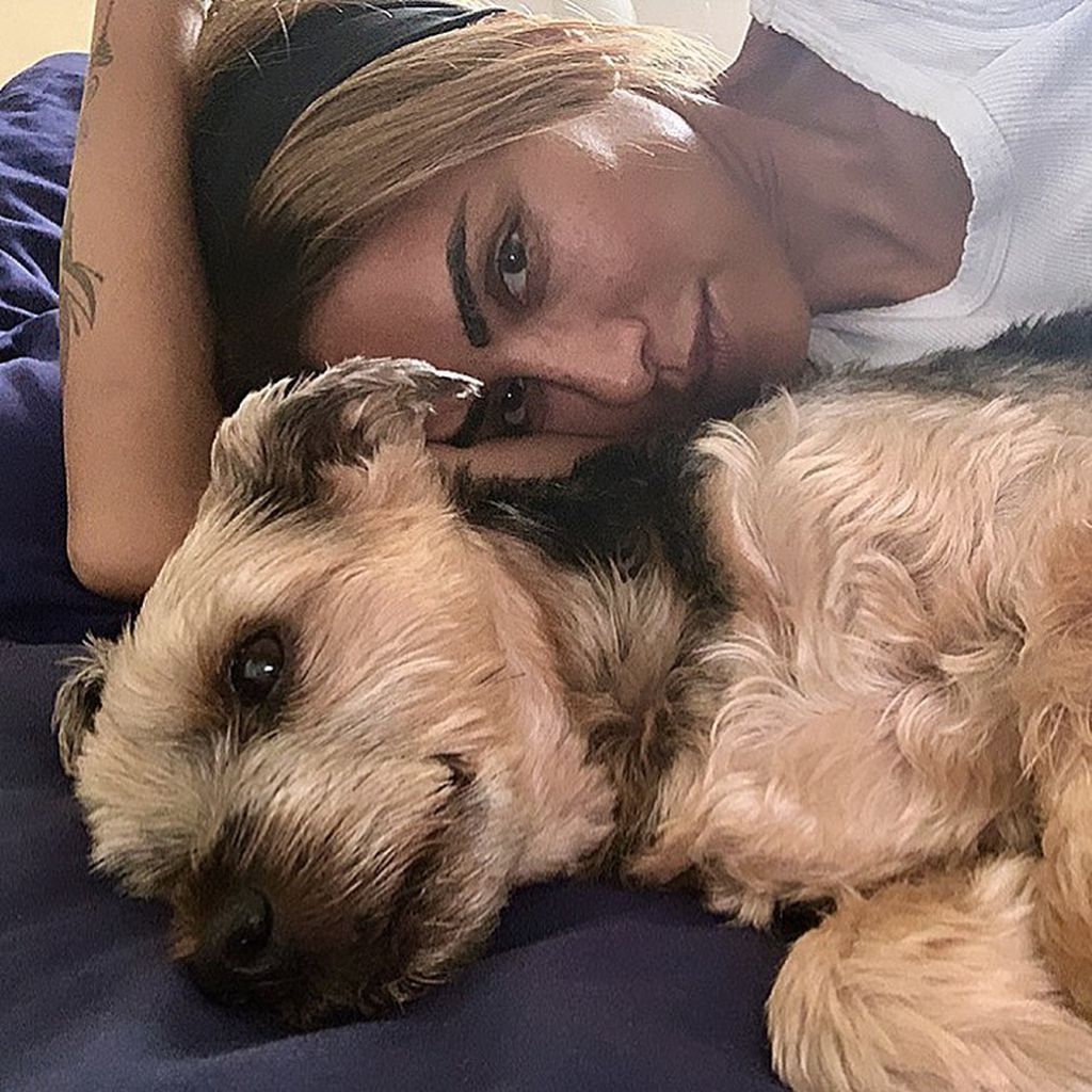 Sabrina Setlur mit ihrem Hund