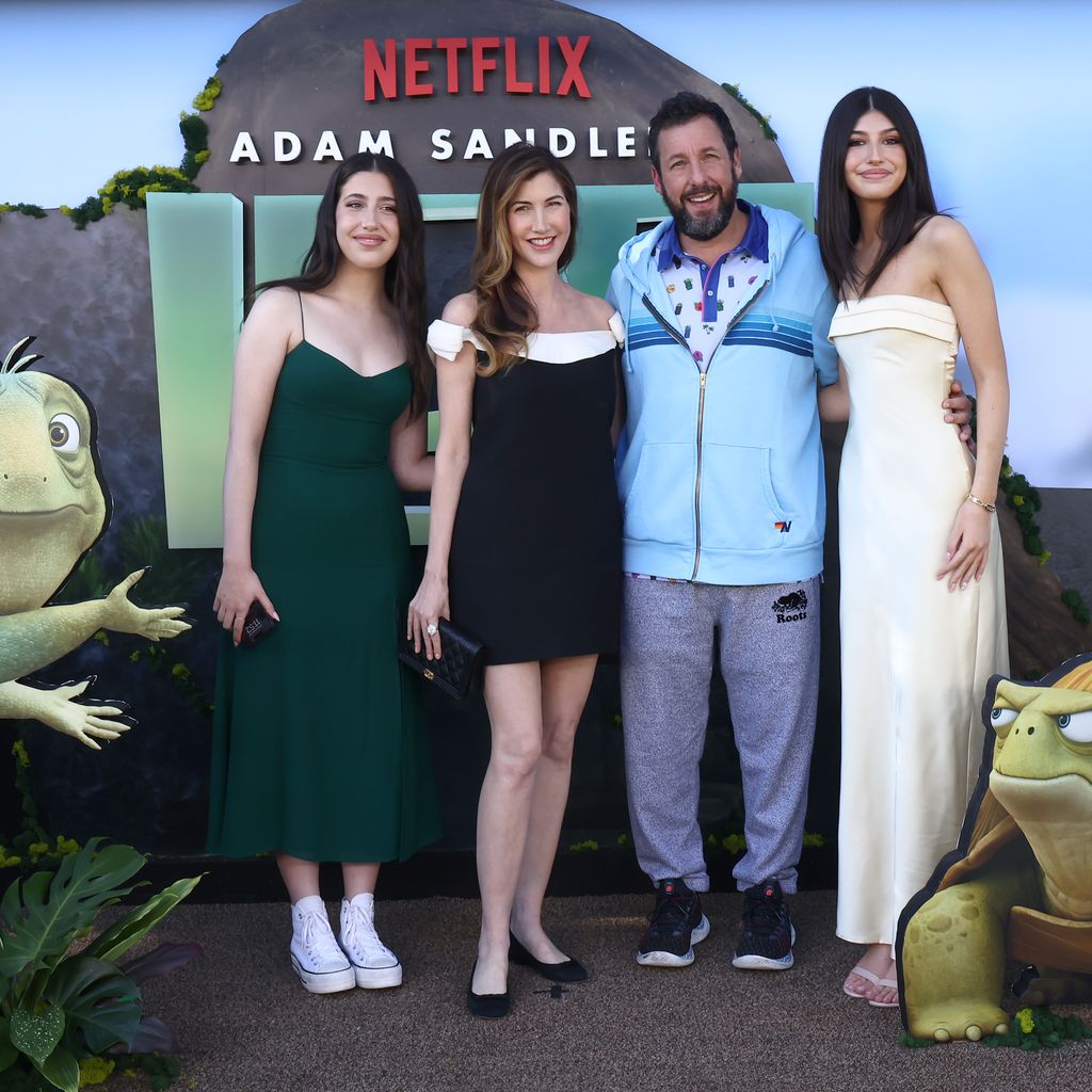 Adam Sandler, Schauspieler, mit seiner Frau und ihren beiden Töchtern