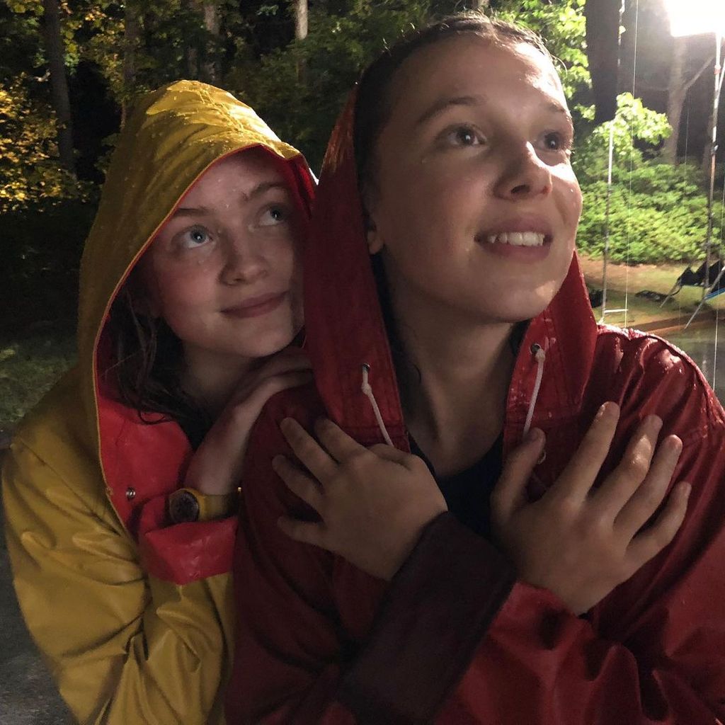 Sadie Sink und Millie Bobby Brown am Set von "Stranger Things", 2019