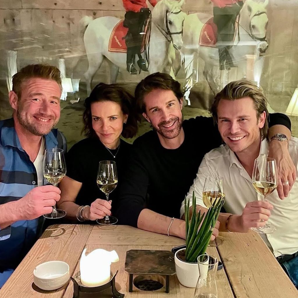 Sasha, Ehefrau Julia Röntgen und Freunde.