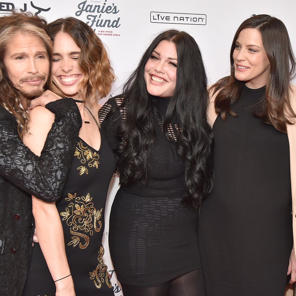Sänger Steven Tyler mit seinen Töchtern Chelsea, Mia und Liv