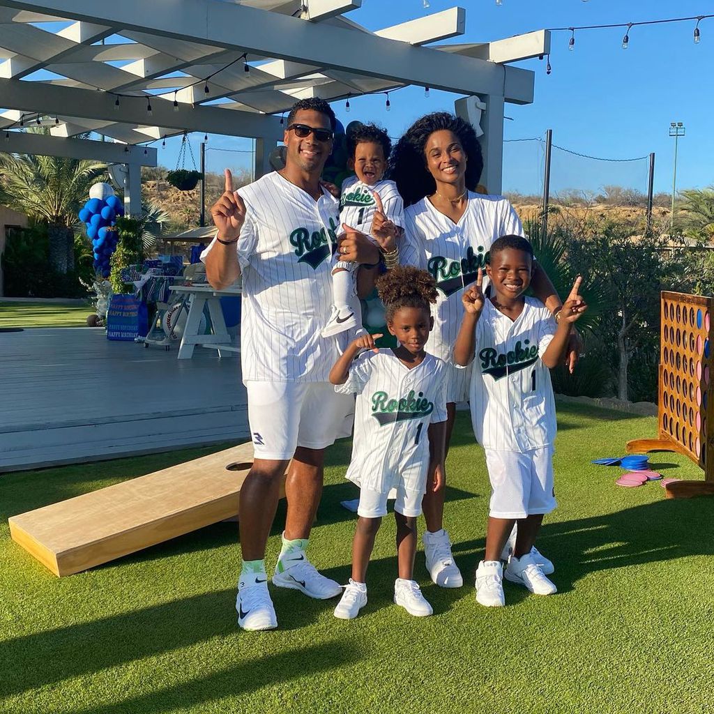 Sängerin Ciara mit ihren drei Kindern und ihrem Mann Russel Wilson