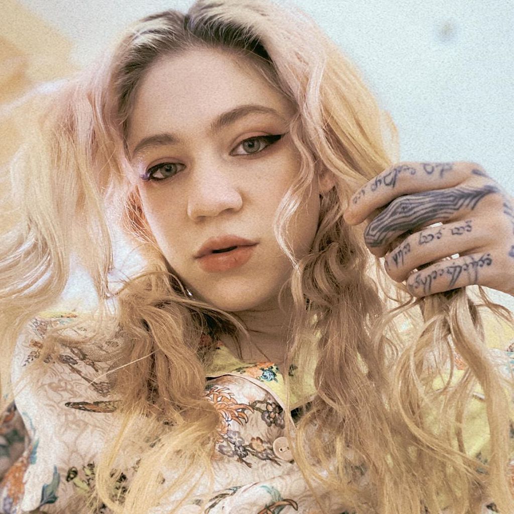 Grimes, Sängerin