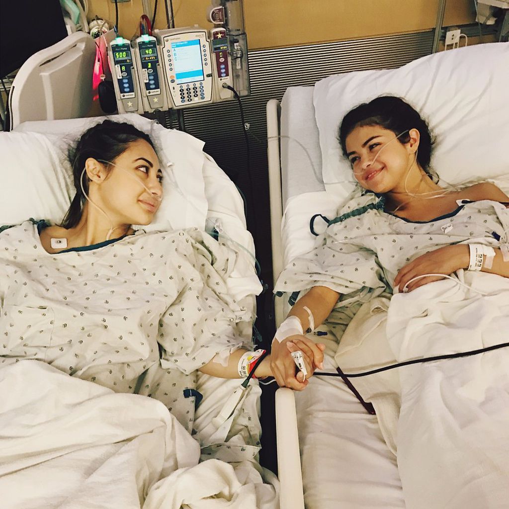 Sängerin Selena Gomez und ihre Nierenspenderin Francia Raisa (links) im Krankenhaus, 2017