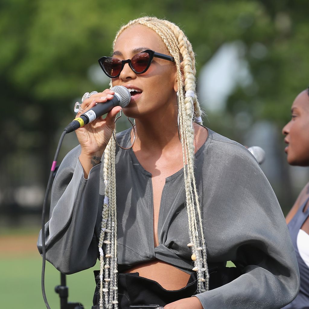 Sängerin Solange Knowles mit blonden Haaren