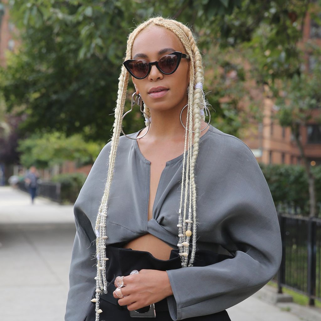 Sängerin Solange Knowles mit blonden Haaren