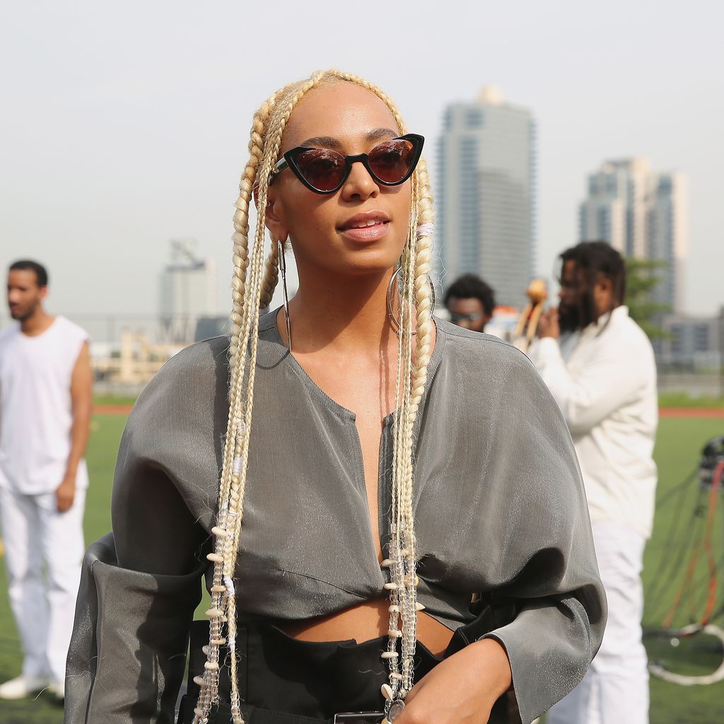 Sängerin Solange Knowles mit blonden Haaren