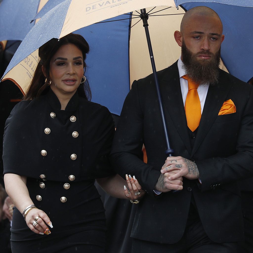 Safiyya Vorajee und Ashley Cain auf der Beerdigung ihrer Tochter Azaylia, Mai 2021
