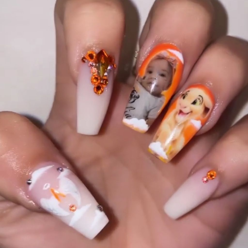 Safiyya Vorajees Tochter Azaylia als Nagelschmuck