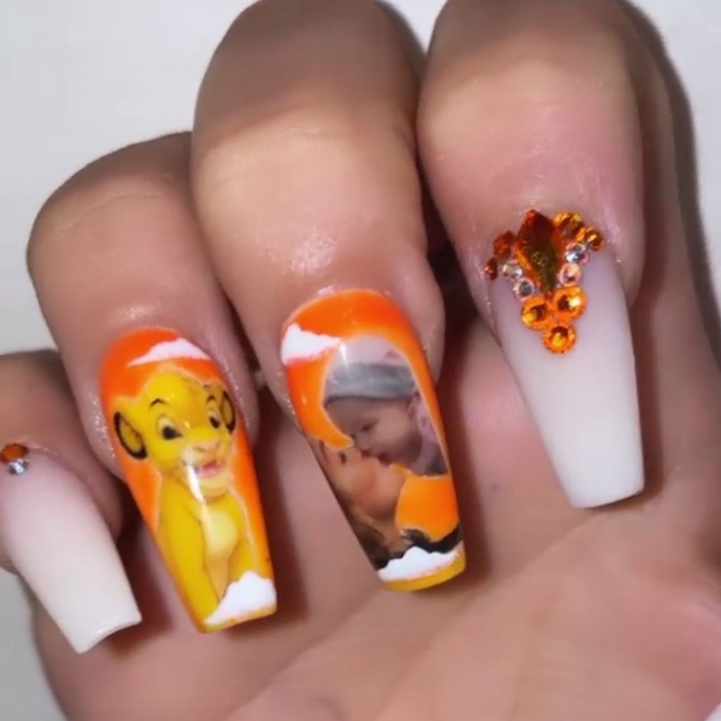Safiyya Vorajees Tochter Azaylia als Nagelschmuck