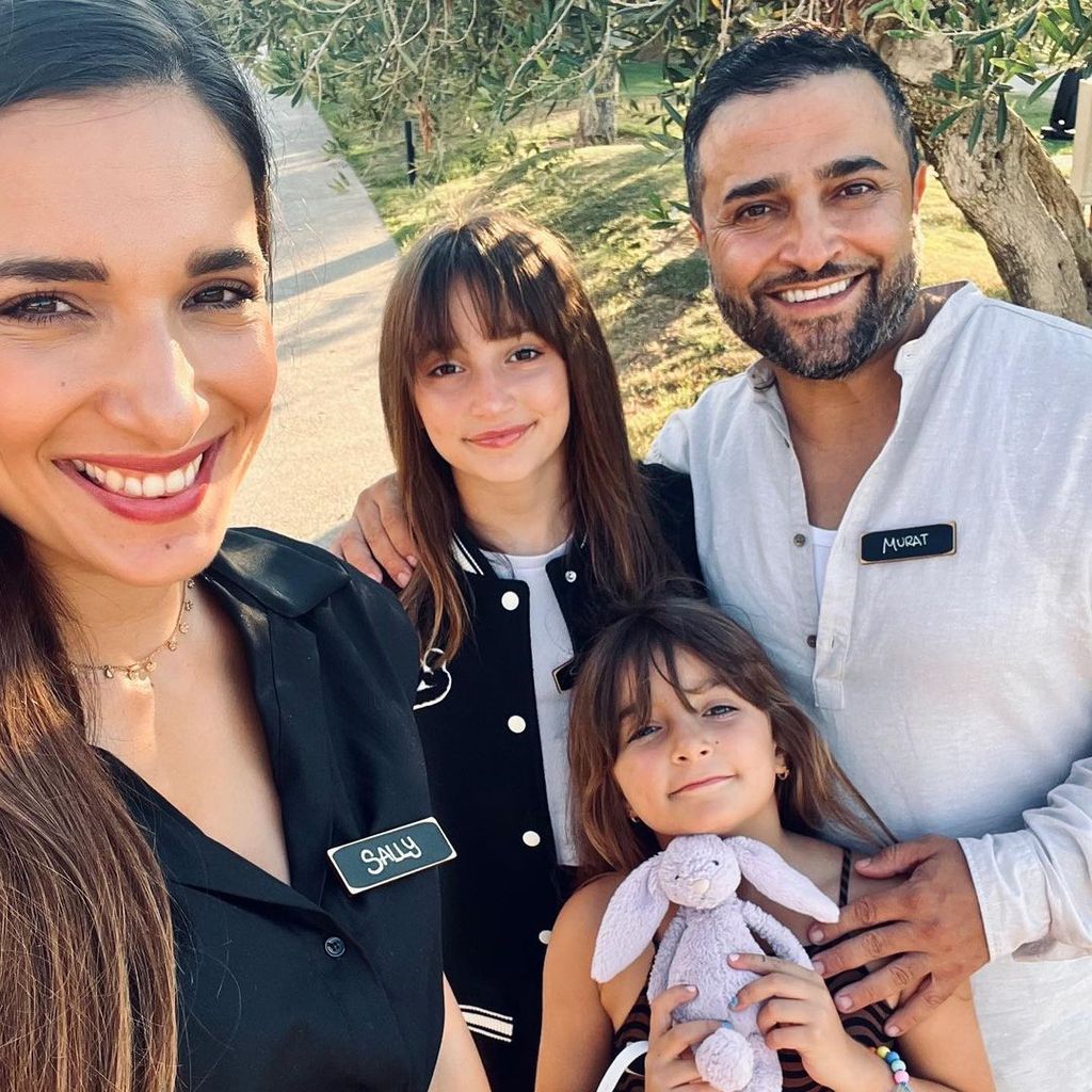 Sally Özcan mit ihrem Mann und ihren beiden Kindern