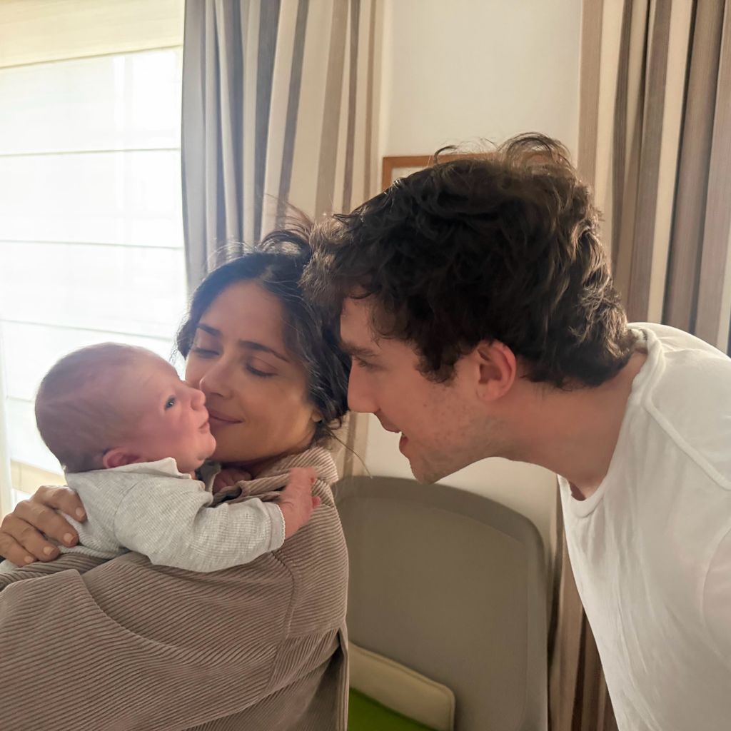 Salma Hayek und Stiefsohn François Pinault Junior mit seinem Baby