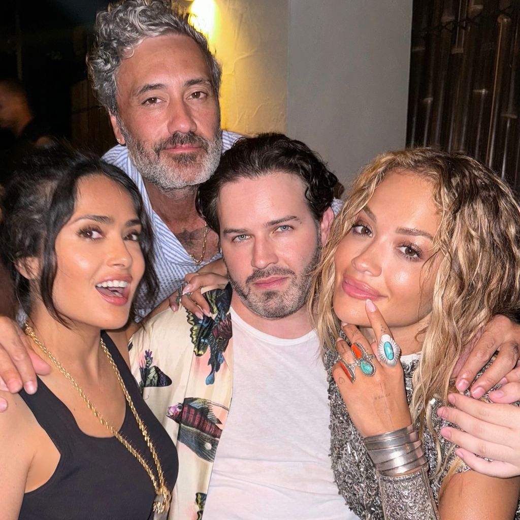 Salma Hayek, Rita Ora und ihr Ehemann im August 2024