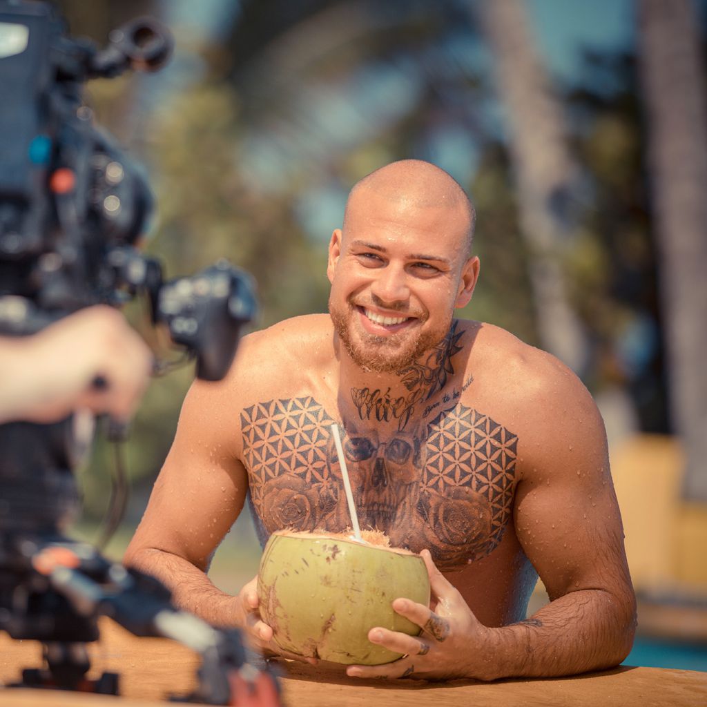 Salvatore Vassallo am Set von "Paradise Hotel"