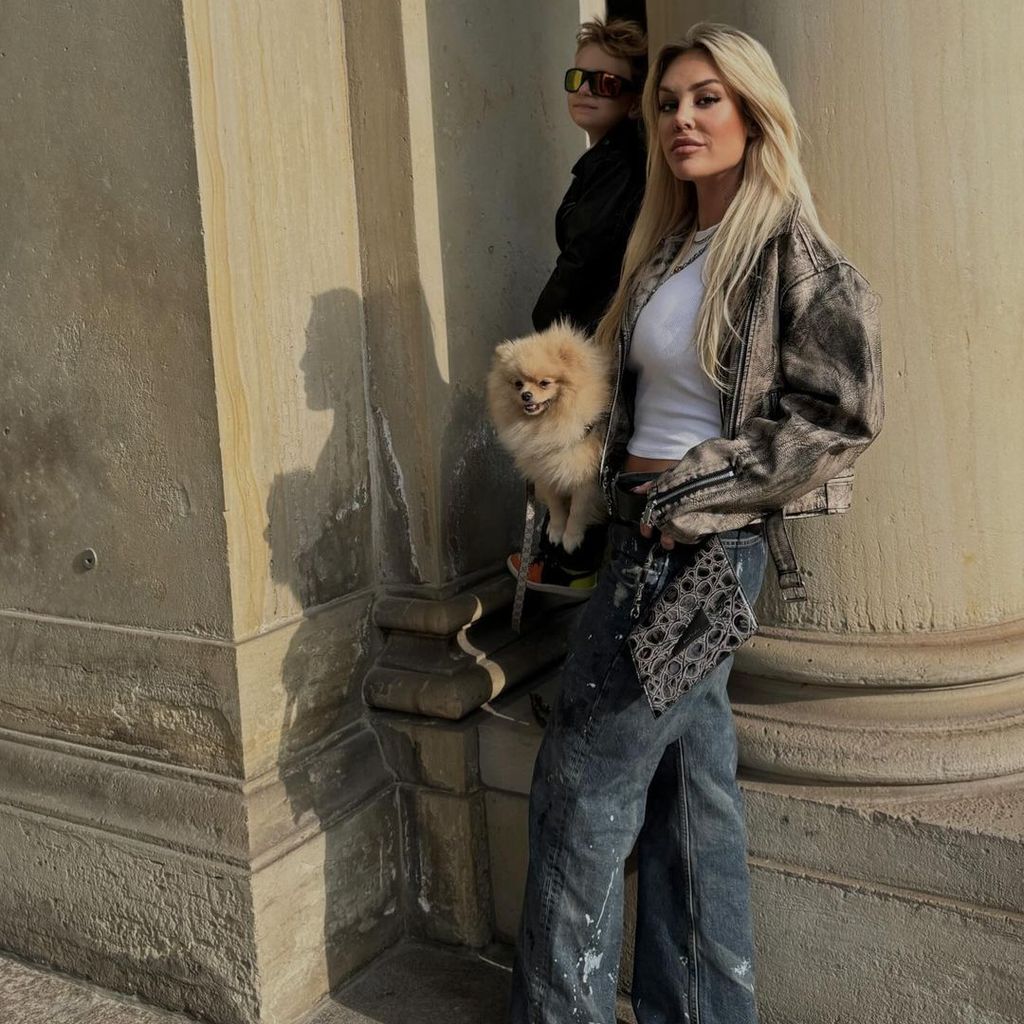 Sam Abdul mit ihrem Sohn und ihrem Hund