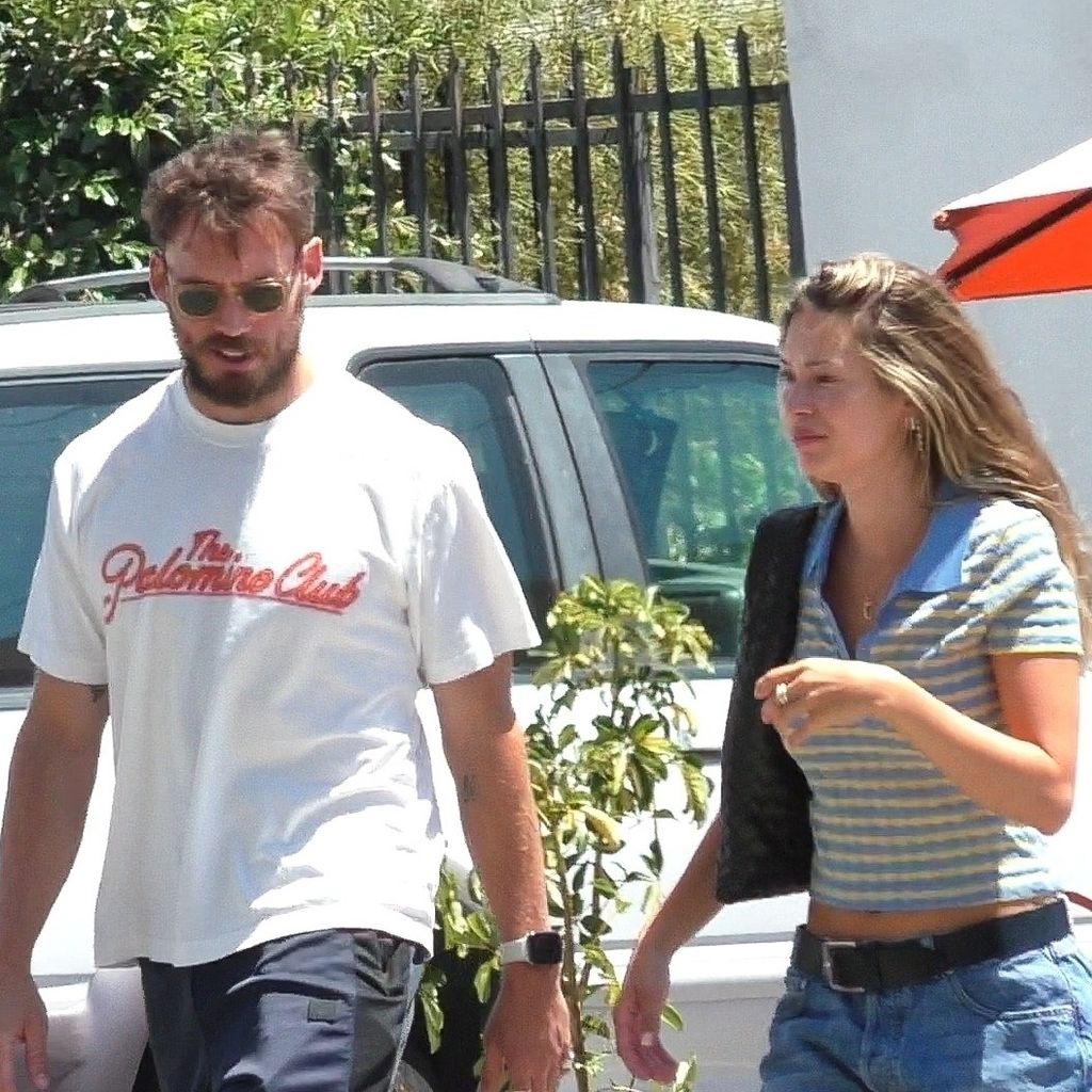 Sam Claflin und Cassie Amato im Juli 2024