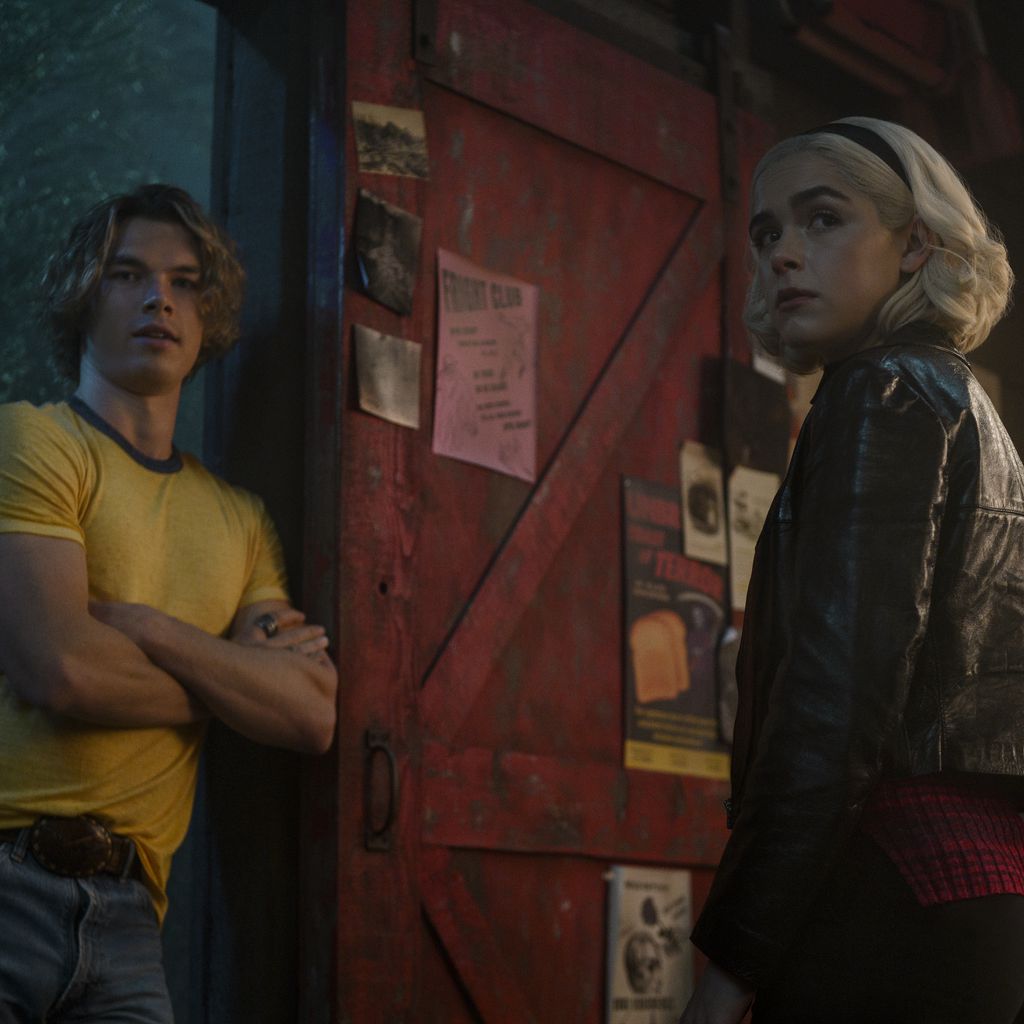Sam Corlett (Calaban) und Kiernan Shipka (Sabrina) in "The Chilling Adventures of Sabrina"
