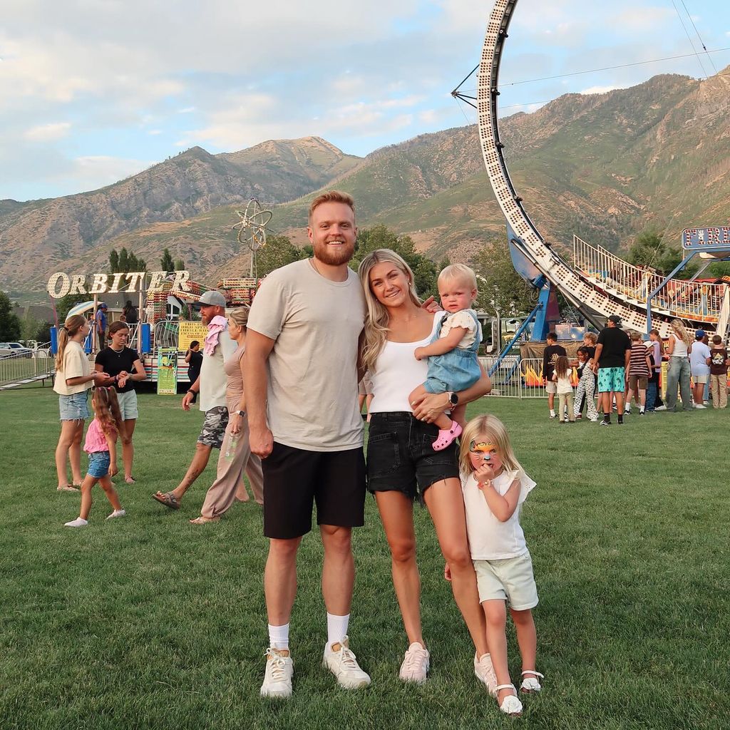 Sam Cusick und Lindsay Arnold mit ihren Töchtern June und Sage im August 2024