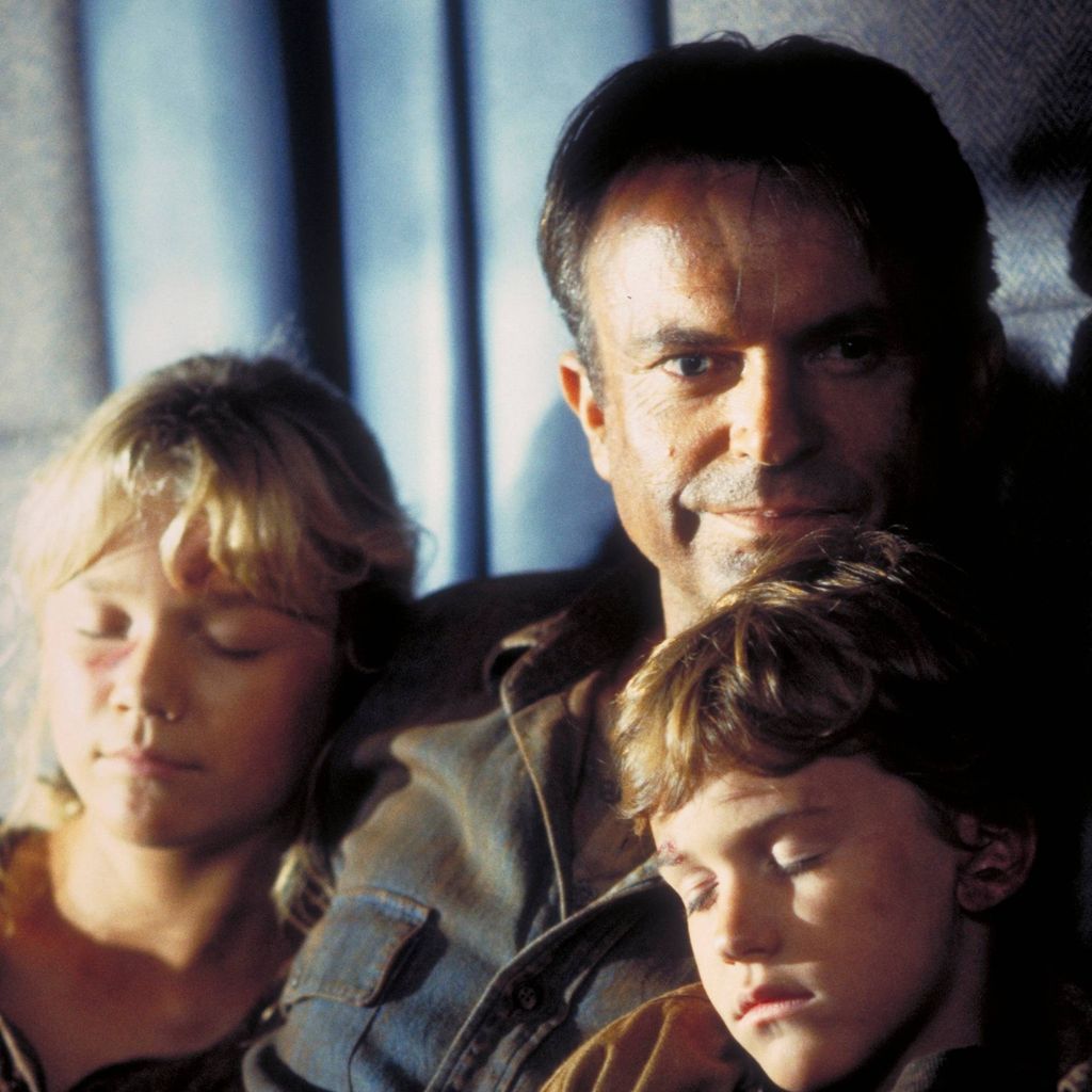Sam Neill als Dr. Alan Grant mit Ariana Richards und Joseph Mazzello in einer Szene aus "Jurassic Park" (1993)