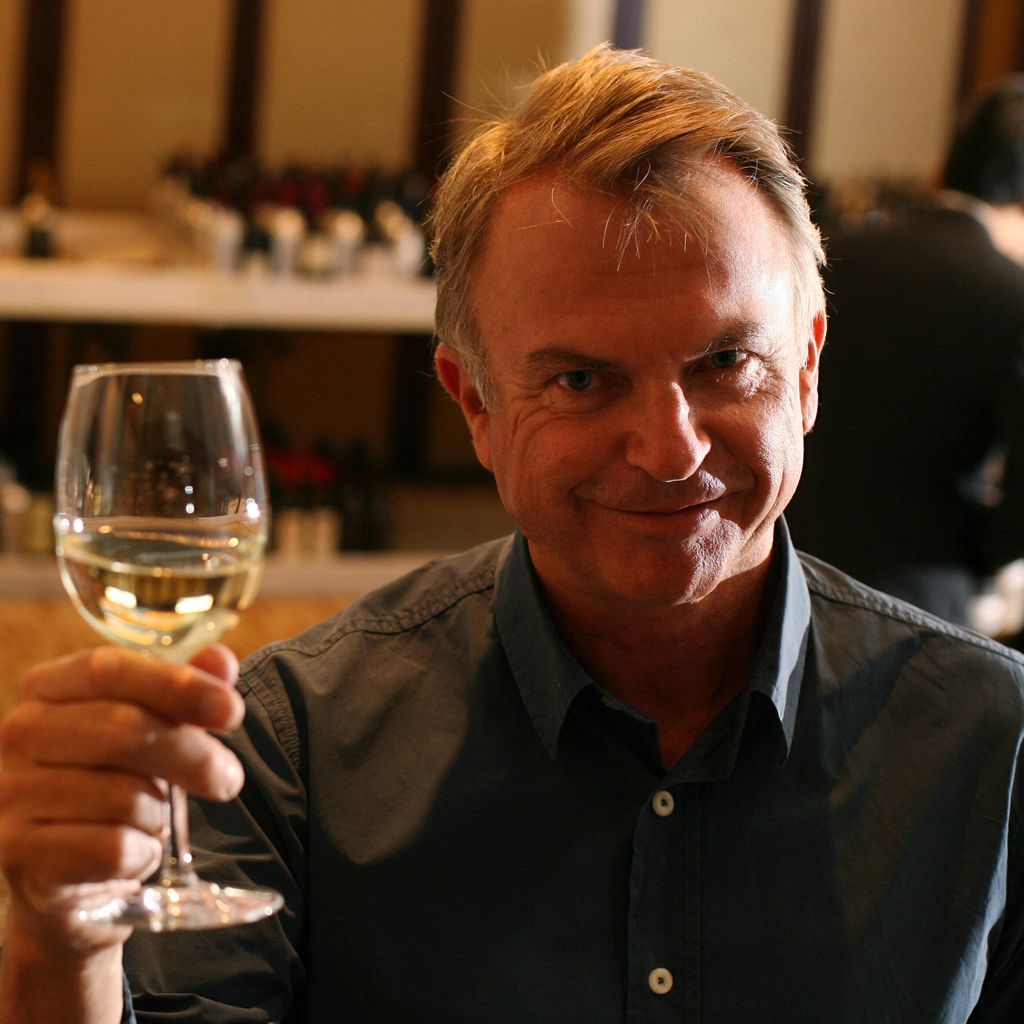 Sam Neill verkostet Weine als Juror bei "WinPac" in Hongkong