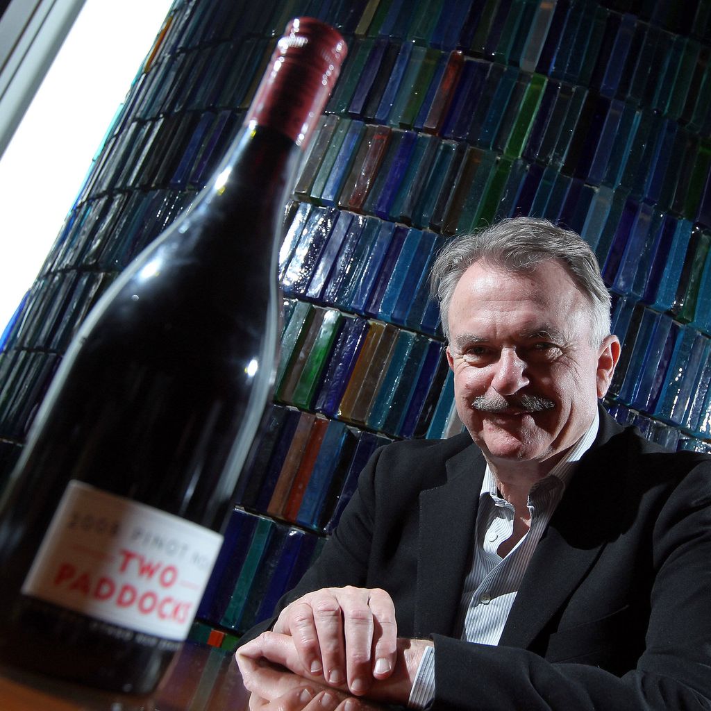 Sam Neill mit einer Flasche seines Weinguts "Two Paddocks"