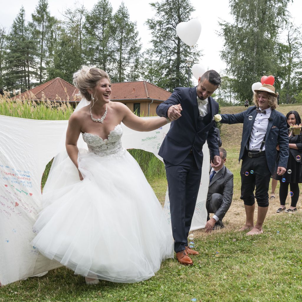 Samantha und Serkan nach ihrer Trauung bei "Hochzeit auf den ersten Blick"