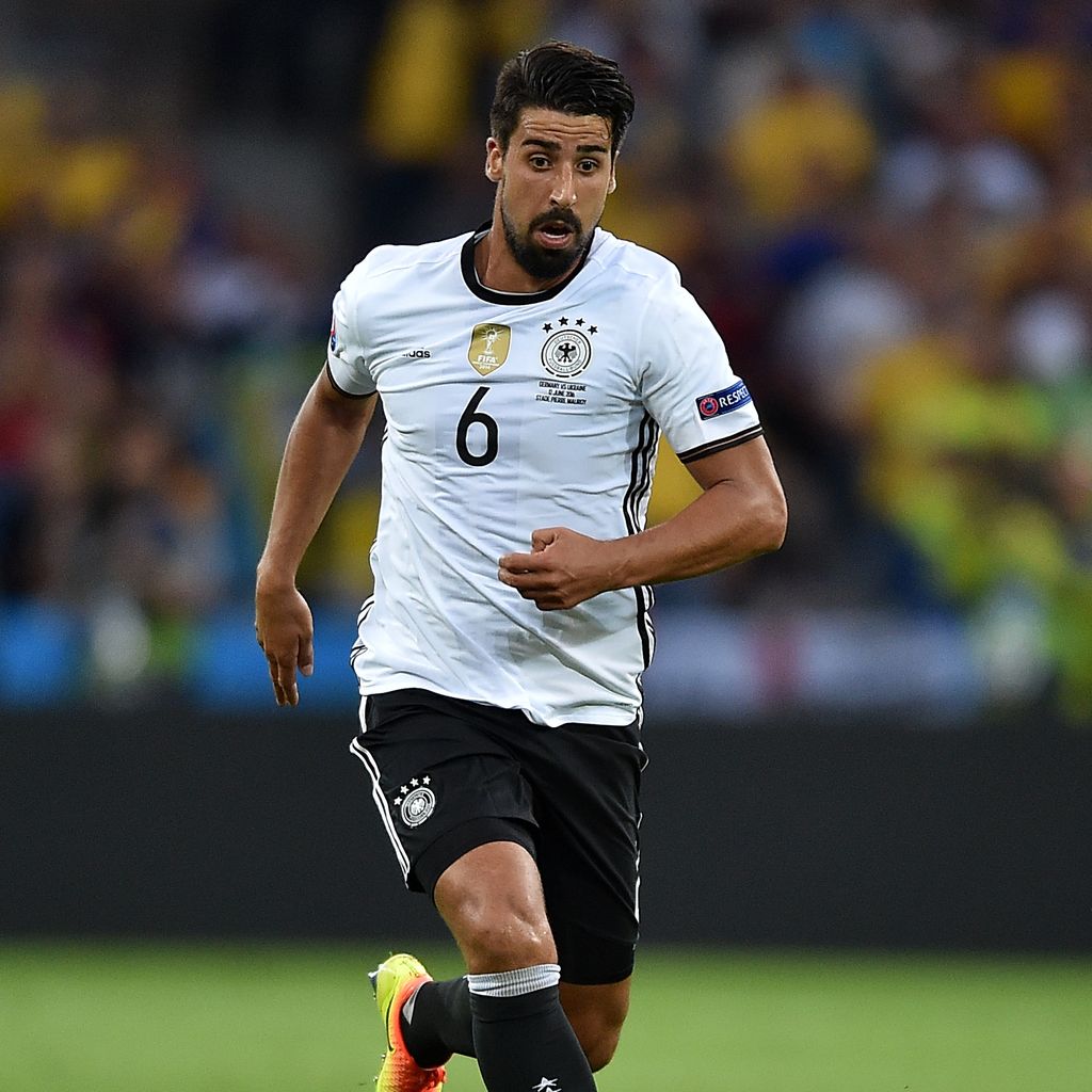 Sami Khedira bei der Fußball-EM 2016 auf dem Rasen