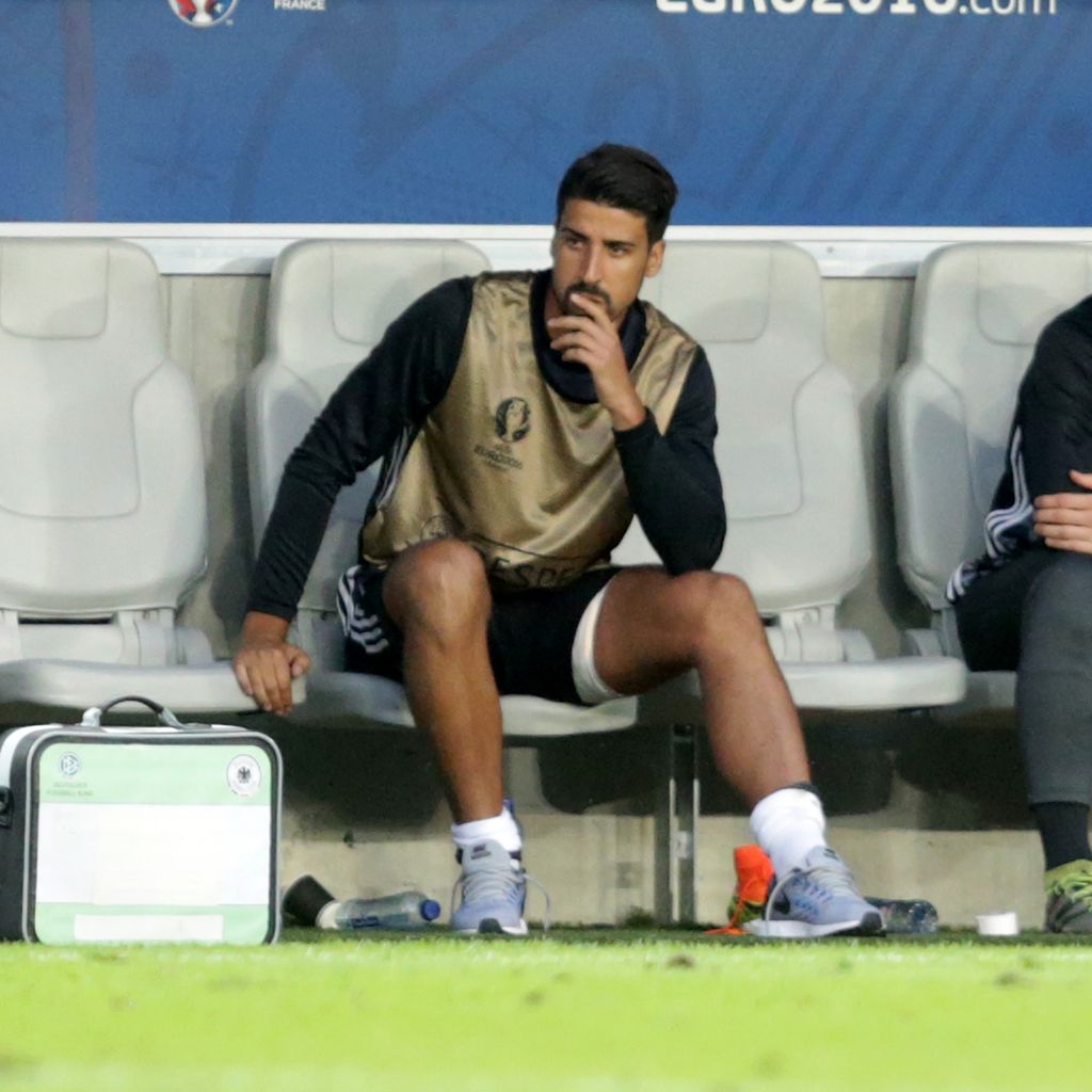 Sami Khedira während EM-Achtelfinale 2016 gegen Italien verletzt auf der Bank