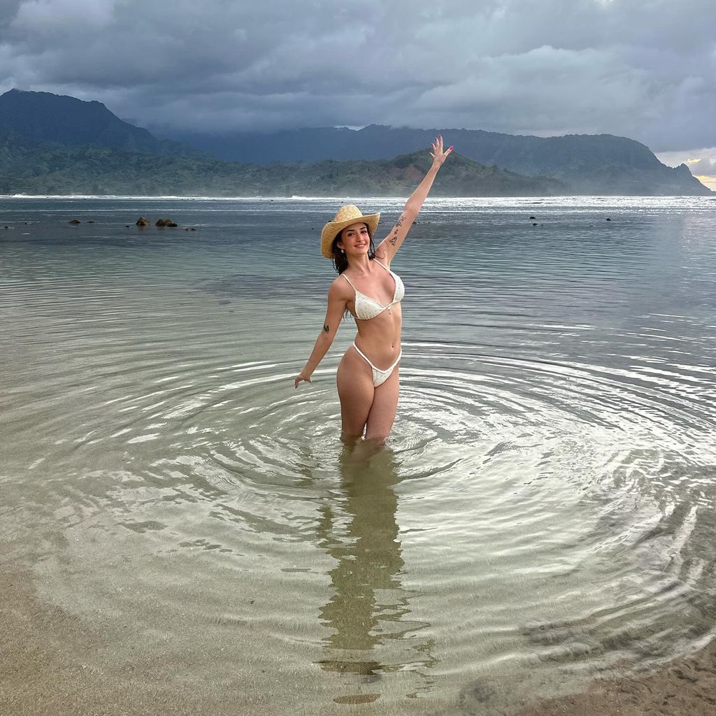 Sami Sheen posiert im Bikini